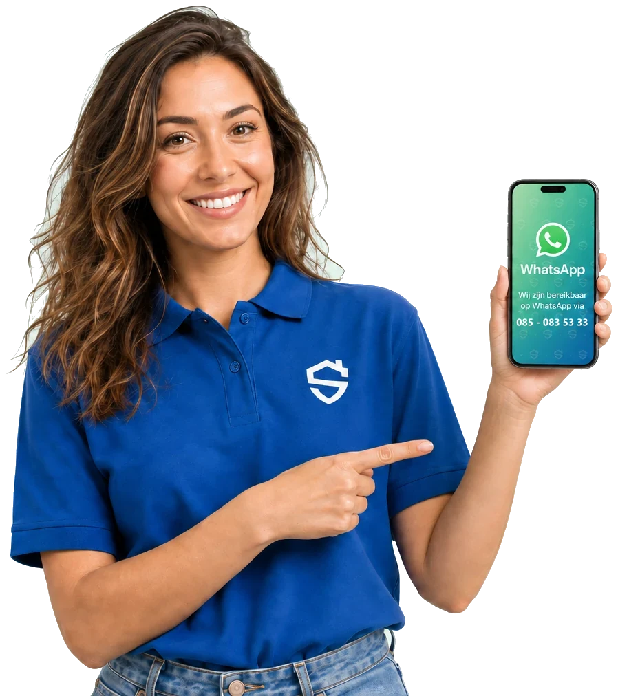Illustratie: een medewerker in een poloshirt van Stevig Kitwerk houdt een telefoon omhoog met daarop WhatsApp en het nummer 085 - 083 53 33.